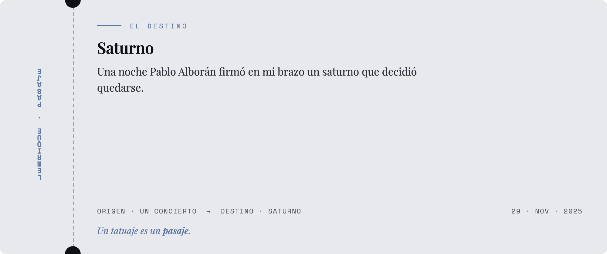 Pasaje LEN-000004 · reverso: «Una noche Pablo Alborán firmó en mi brazo un saturno que decidió quedarse.» Origen: un concierto. Destino: Saturno.